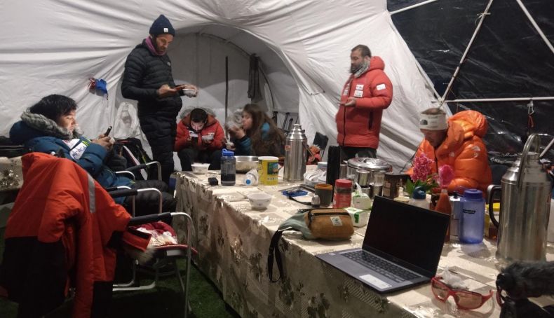 El equipo de Simone Moro y Alex Txikon durante la gestión de las operaciones de evacuación de Sergi Mingote. Foto: Ana Azpilicueta El equipo de Simone Moro y Alex Txikon durante la gestión de las operaciones de evacuación de Sergi Mingote. Foto: Ana Azpilicueta