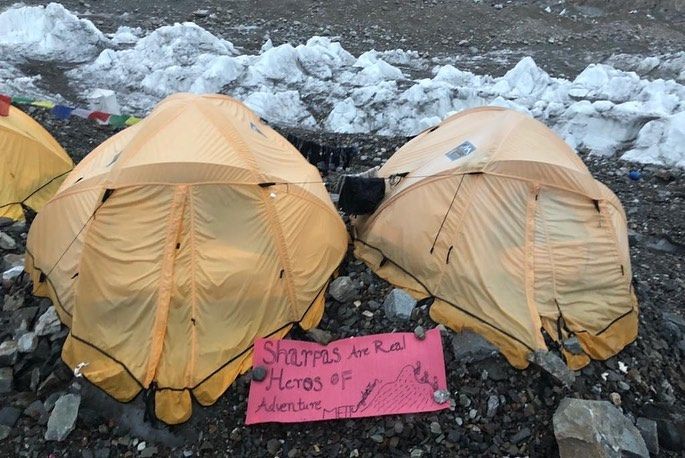 "Los sherpas son los auténticos héroes". Campo Base del K2 en 2018. Foto: Andrzej Bargiel "Los sherpas son los auténticos héroes". Campo Base del K2 en 2018. Foto: Andrzej Bargiel