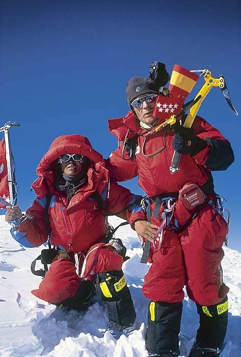 Carlos Soria en la cima del K2, con 65 años, en 2004