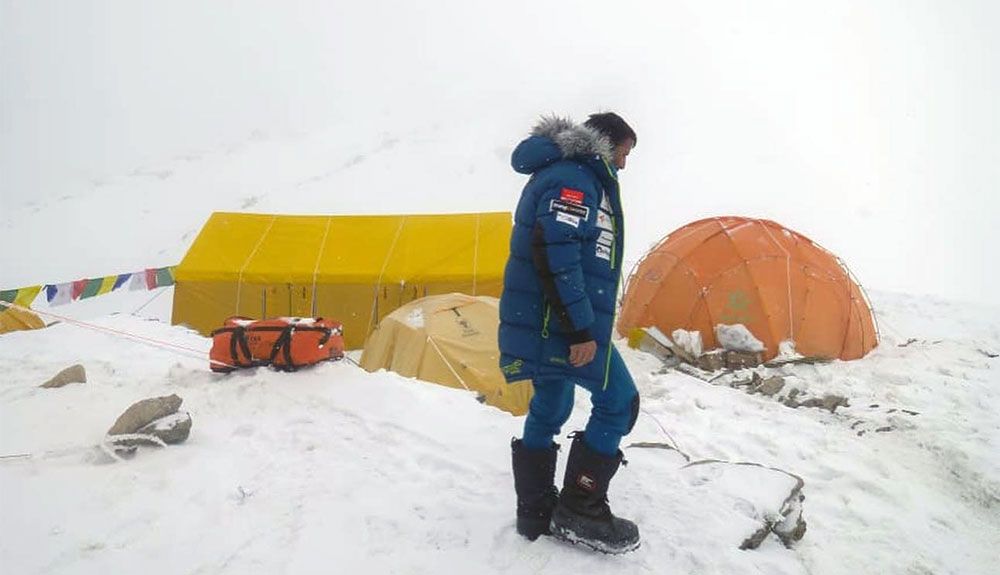 Alex Txikon en el CB del Manaslu este invierno. Foto: Phelipe Eizagirre.