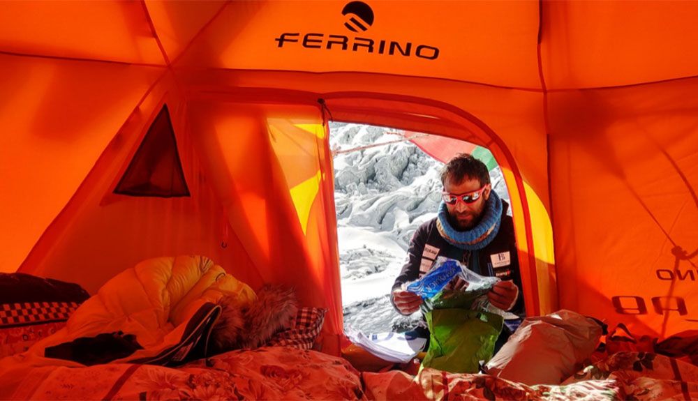 Alex Txikon en el campo base del Manaslu, durante estas jornadas de espera. Foto: Ana Azpilicueta