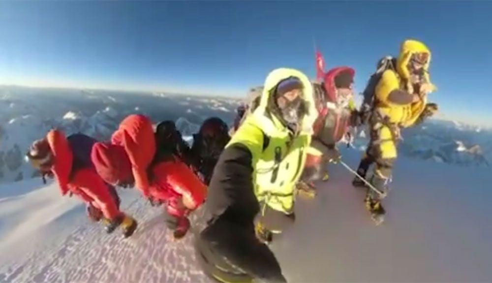 El equipo de nepalíes cantando mientras caminan hacia la cima invernal del K2