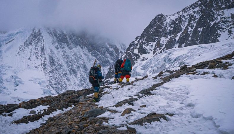 Parte del equipo cubriendo la ruta hacia el C1, ayer en el Manaslu Parte del equipo cubriendo la ruta hacia el C1, ayer en el Manaslu