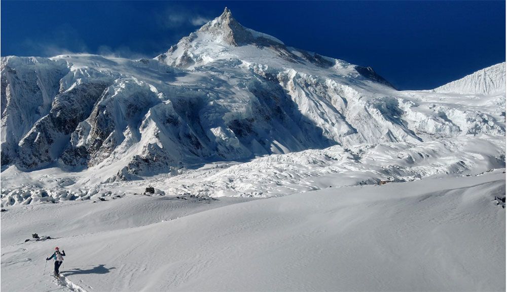 Hacia la cumbre del Manaslu con las reglas del invierno... Foto: Ana Azpilicueta