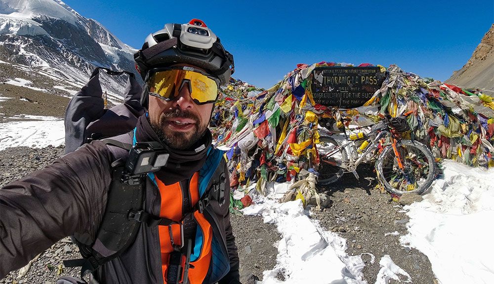 Omar di Felice durante su travesía al CB del Everest en bicicleta de montaña