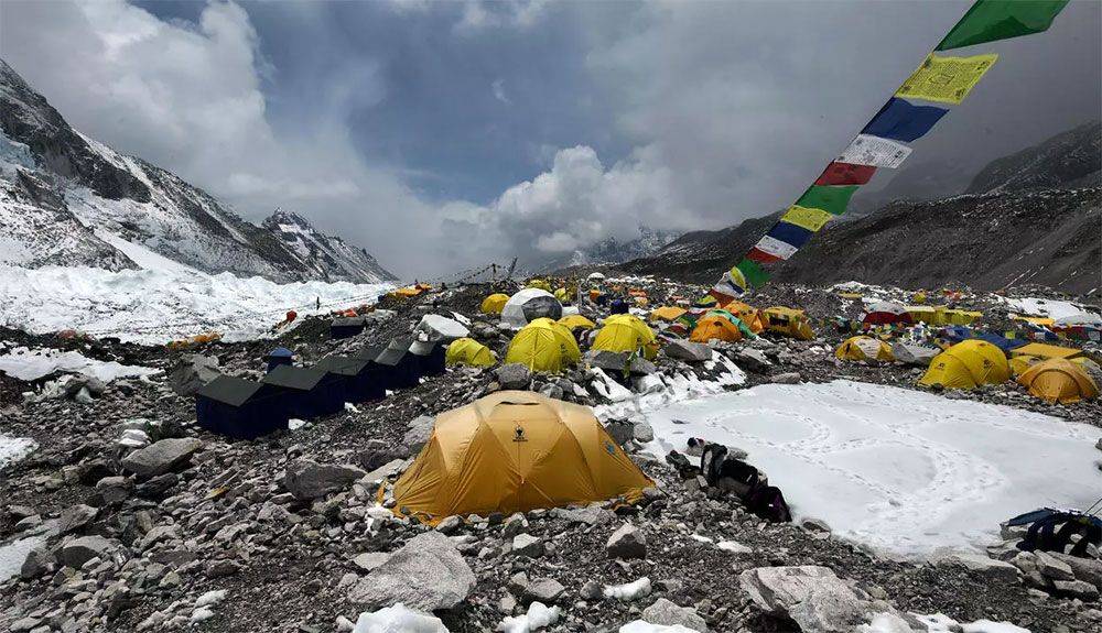 El avance del COVID 19 frena las ambiciones de Txikon en el Everest esta primavera