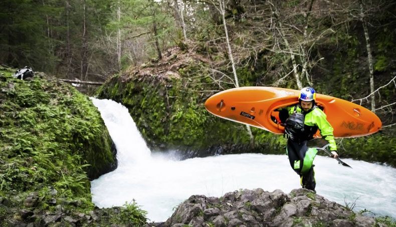 Rafa Ortiz saliendo de una sección del Buck Creek, en White Salmon, USA. Foto Michael Clark Rafa Ortiz saliendo de una sección del Buck Creek, en White Salmon, USA. Foto Michael Clark