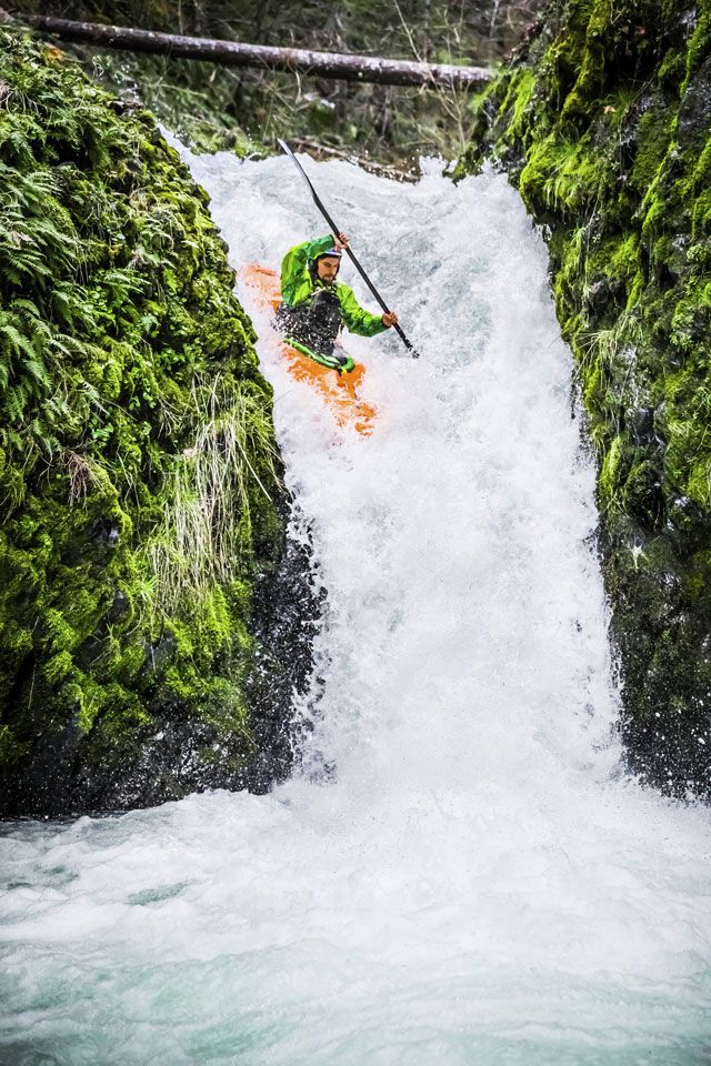 Rafa Ortíz descendiendo la sección mencionada en el Buck Creek Foto Michael Clark Red Bull Content Pool Rafa Ortíz descendiendo la sección mencionada en el Buck Creek Foto Michael Clark Red Bull Content Pool