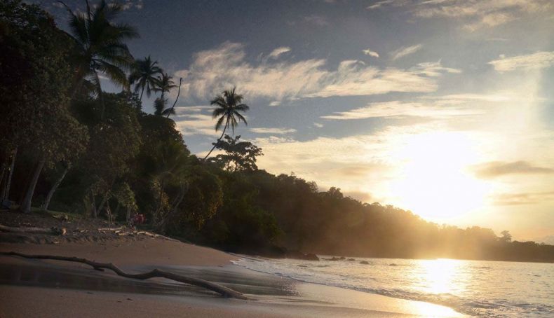 La prístina Bahía Drake en el Parque Nacional de Corcovado La prístina Bahía Drake en el Parque Nacional de Corcovado