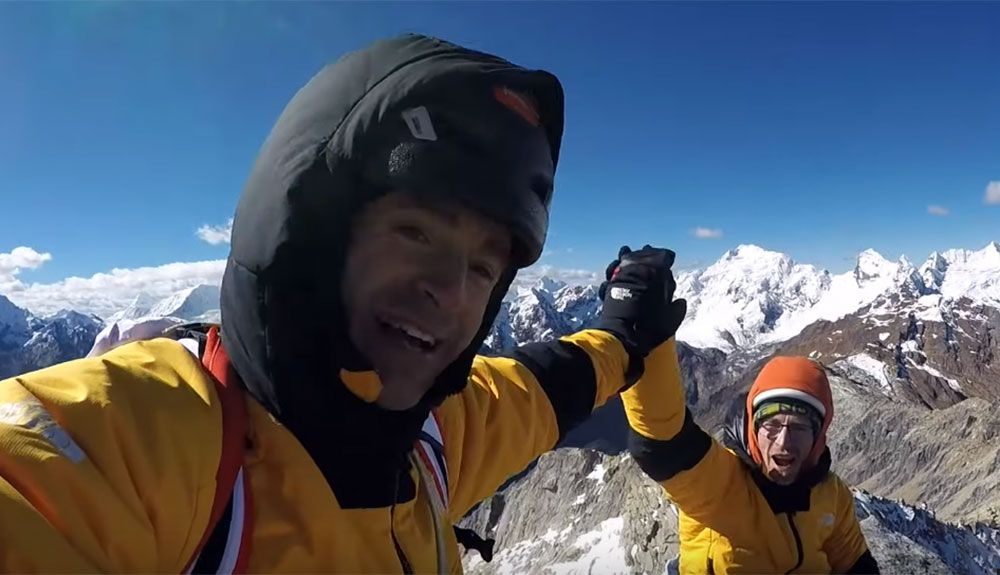 Los Pou en la cima del Huasmahraju Este tras abrir una nueva ruta en la cara Sur