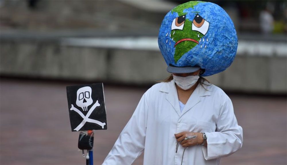 Un activista protesta contra el cambio climático. EFE / Ernesto Guzmán Jr