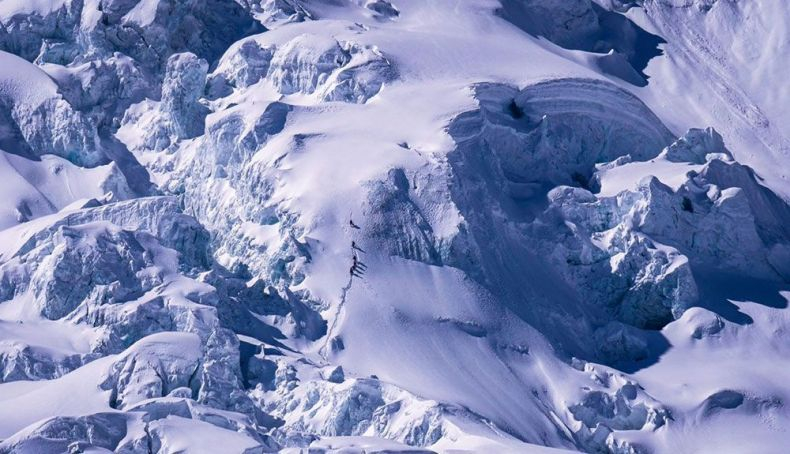 El equipo de Alex ascendiendo hacia el C2 del Manaslu el pasado invierno. Foto: Phelipe Eizagirre El equipo de Alex ascendiendo hacia el C2 del Manaslu el pasado invierno. Foto: Phelipe Eizagirre