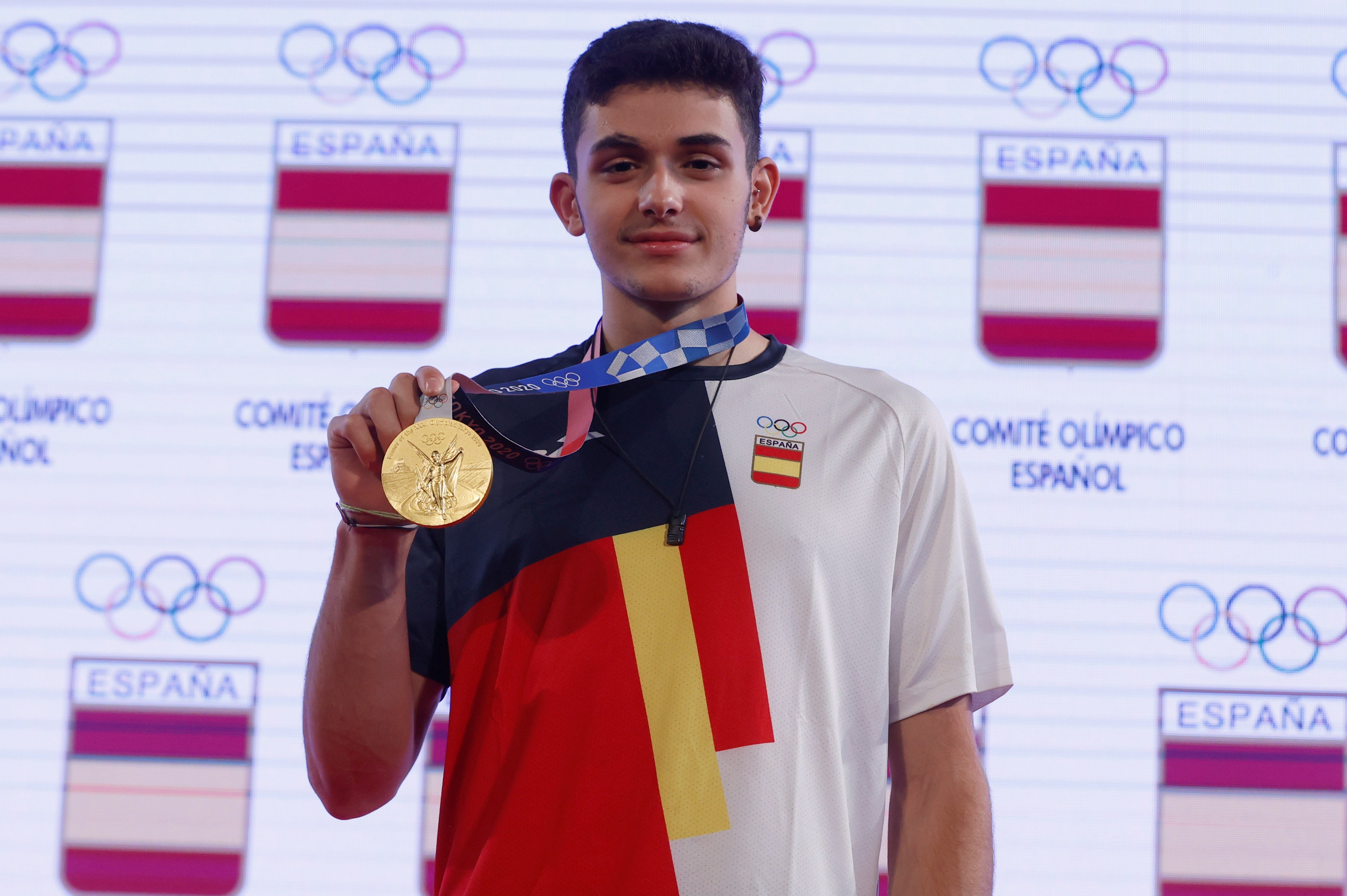 Alberto Ginés posando con la medalla lograda en Tokio