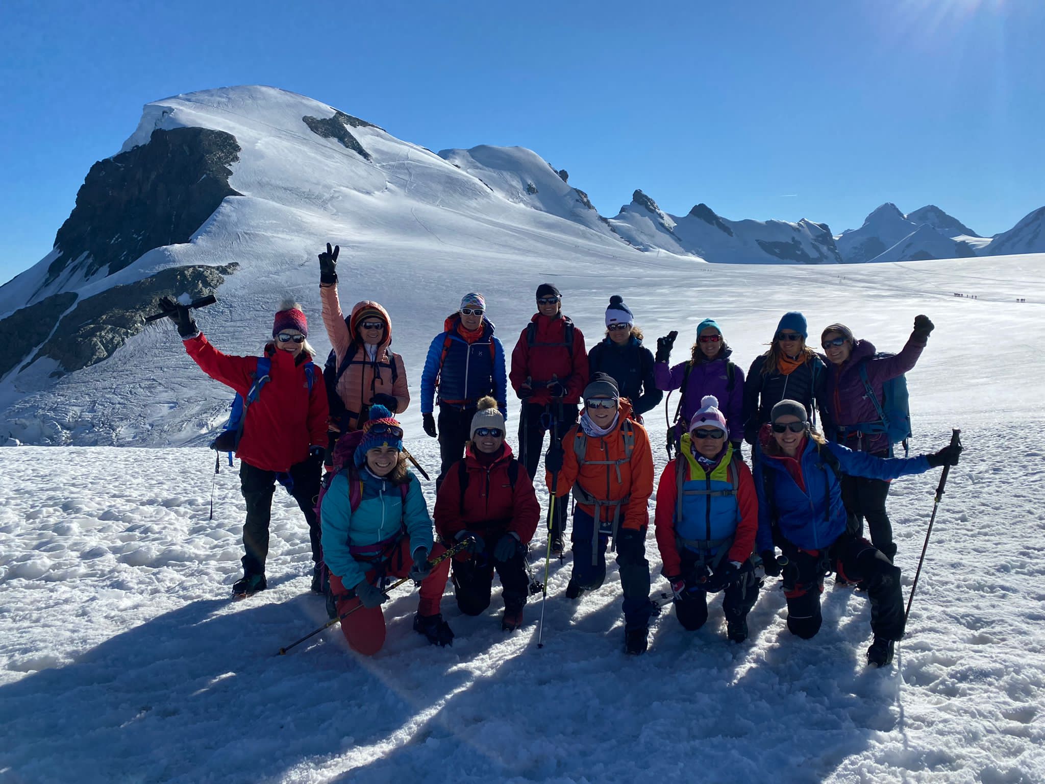 Las 14 mujeres de Viajes Oxígeno y el Breithorn de fondo