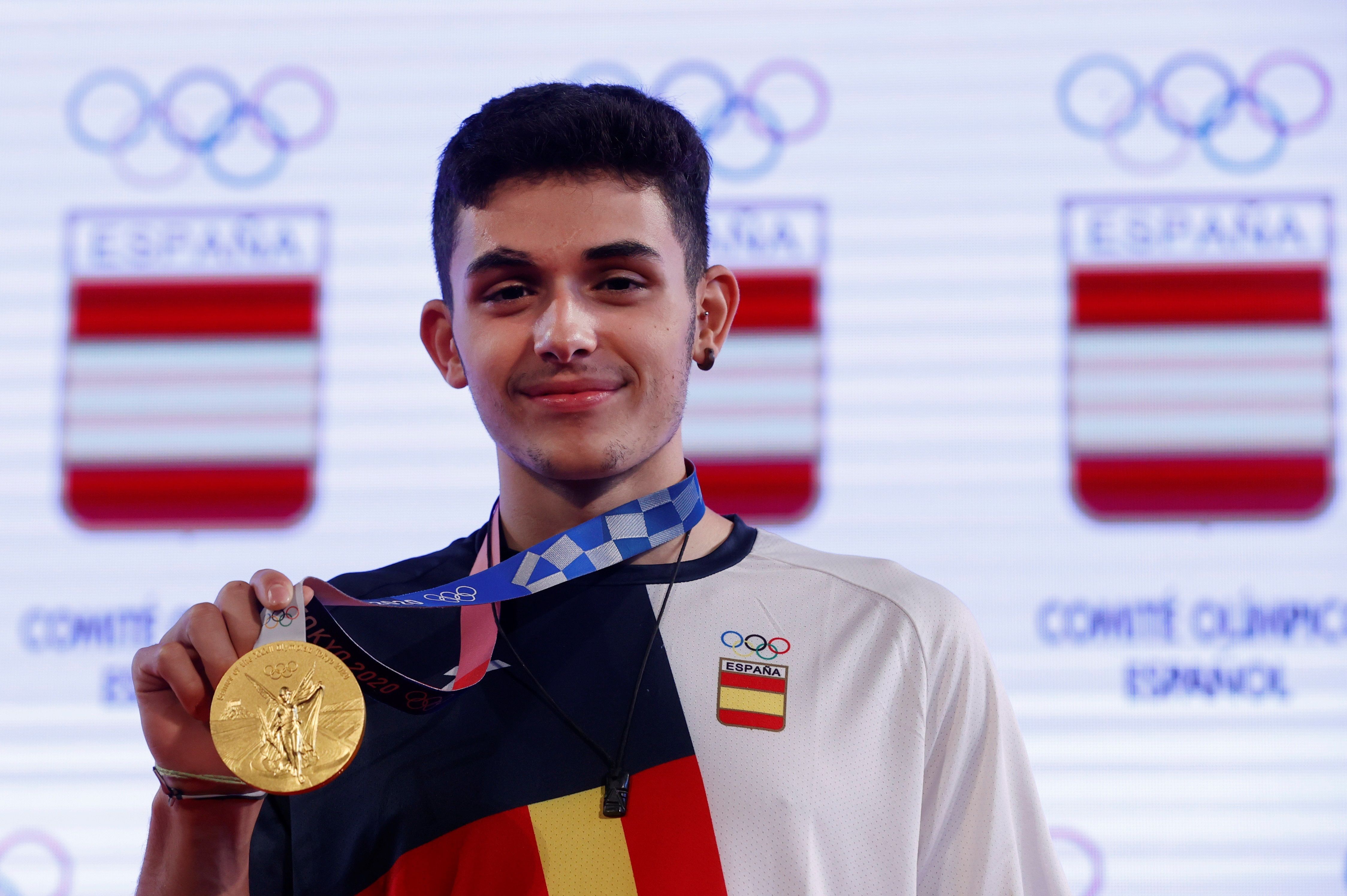 Alberto Ginés con la medalla de oro lograda en Tokio