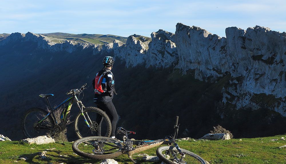 Las mágicas cumbres navarras de Urbasa en mountain bike
