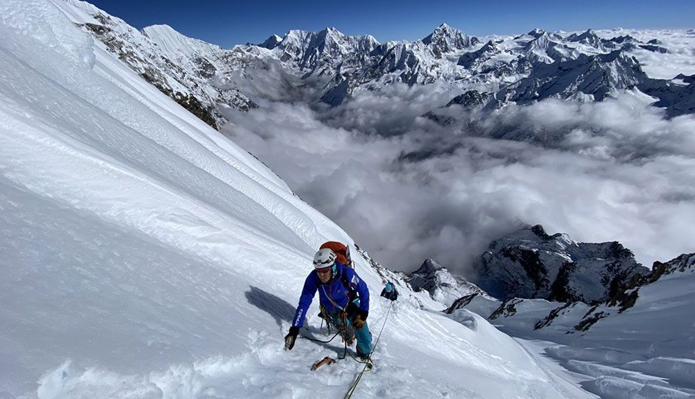 Nueva apertura en la pared sur del Chekigo (6.257m) para el Equipo Femenino de Alpinismo