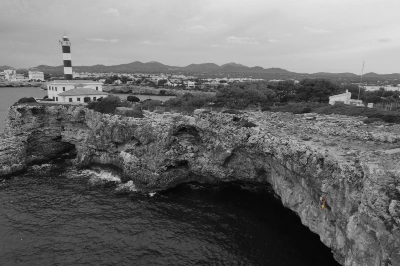 Los hermanos Pou se despiden del verano en los acantilados de Mallorca 