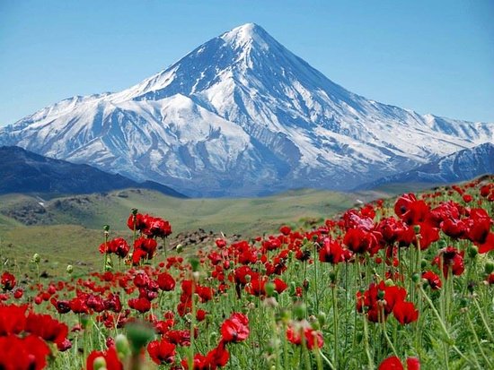 Esquiando el mayor volcán de Asia