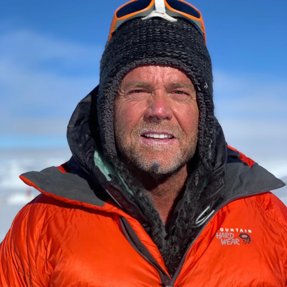 Récord de cimas, atascos y un fallecido en el Everest