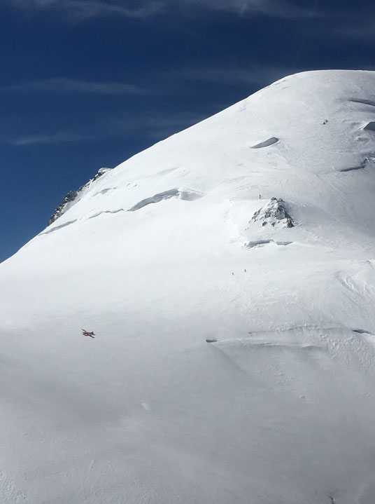 Dos montañeros tratan de llegar a la cima del Mont Blanc... ¡en avión!